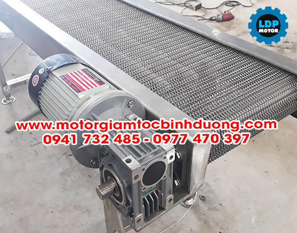 ung-dung-motor-giam-toc-cot-am