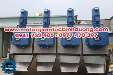 ung-dung-motor-giam-toc-cot-am